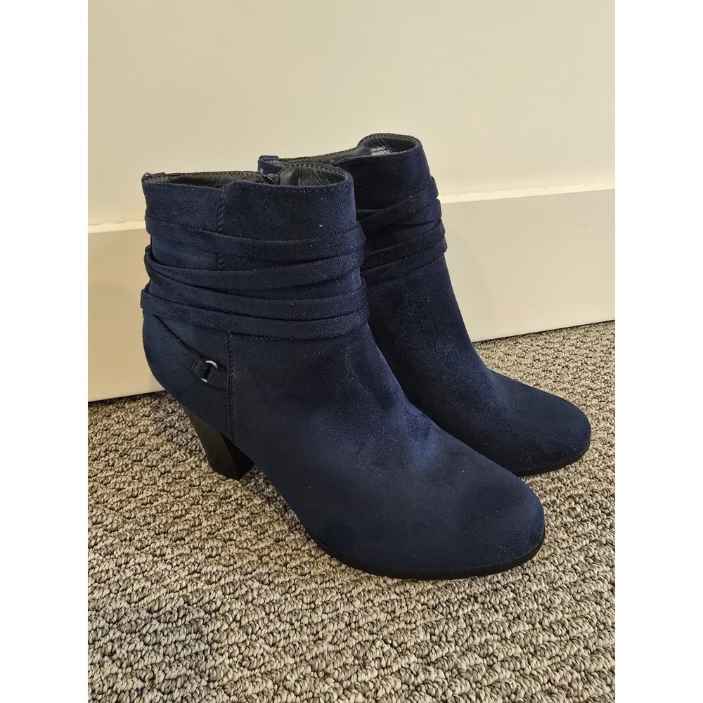 White Mountain Spade Navy Lug Sole Heeled Ankle Bootie Size 8 W8444/SPADE